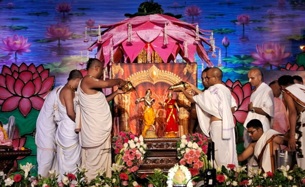 वृंदावन चंद्रोदय मंदिर में भव्य जन्माष्टमी महोत्सव, 108 फलों के रस से हुआ श्रीकृष्ण का महाभिषेक