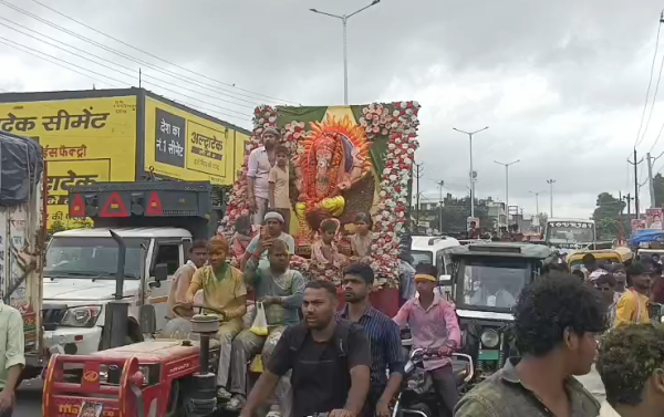 गुलाल, ढोल-नगाड़ों और भक्ति के रंग में निकली गणेश विसर्जन यात्रा, कासगंज में गूंजा ‘गणपति बप्पा मोरया’