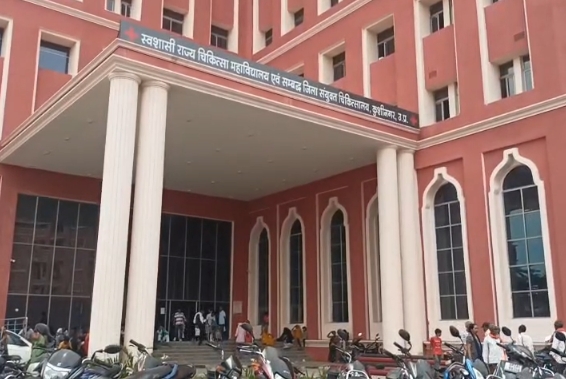 कुशीनगर में जिला संयुक्त अस्पताल के पास अतिक्रमण पर कार्रवाई, प्रधानाचार्य ने खुद मौके पर पहुंचकर हटवाए वाहन
