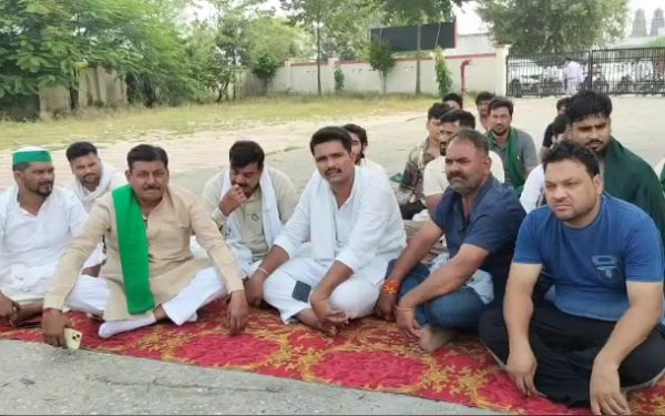 शामली में RTO कार्यालय पर भाकियू का अनिश्चितकालीन धरना, महेंद्र सिंह टिकैत पर कथित अमर्यादित टिप्पणी से आक्रोश