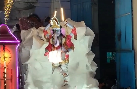 चंदौसी में गणेश चतुर्थी पर निकली भव्य रथयात्रा, हजारों श्रद्धालुओं ने लिया हिस्सा