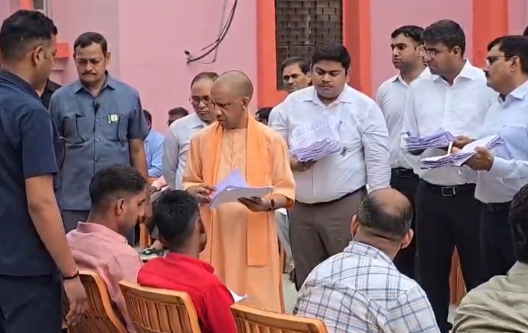 गोरखपुर में मुख्यमंत्री योगी आदित्यनाथ ने सुनीं जनसमस्याएं