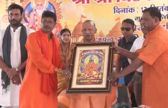 गोरखपुर में सीएम योगी ने किया भगवान विश्वकर्मा का विधि-विधान से पूजन