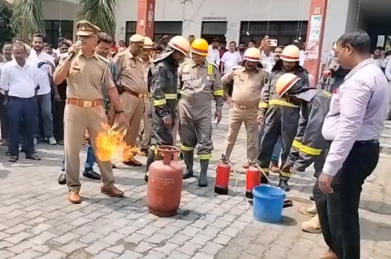 हाटा तहसील में आपात स्थिति से निपटने की मॉक ड्रिल, अधिकारियों ने किया आग बुझाने का अभ्यास