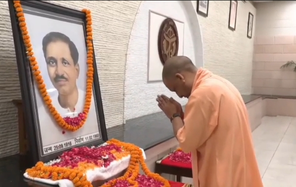 पंडित दीनदयाल उपाध्याय की 110वीं जयंती पर सीएम योगी ने अर्पित की पुष्पांजलि