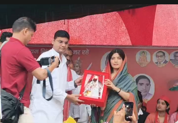 मैनपुरी में डिंपल यादव का बड़ा बयान, मुख्य चुनाव आयुक्त के खिलाफ कार्रवाई की मांग