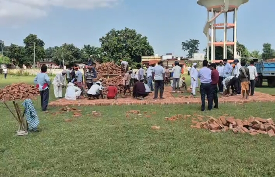 कुशीनगर में सीएम योगी के संभावित दौरे की तैयारियां तेज, बेंदूपार में हेलीपैड निर्माण शुरू