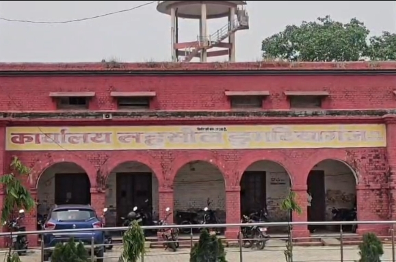 सिद्धार्थनगर में राप्ती नदी का बढ़ा जलस्तर, डीएम ने बाढ़ प्रभावित बड़हरा गांव का किया निरीक्षण