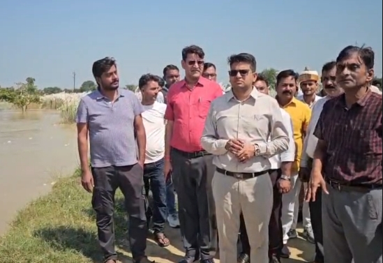 सिद्धार्थनगर में राप्ती नदी का बढ़ा जलस्तर, डीएम ने बाढ़ प्रभावित बड़हरा गांव का किया निरीक्षण