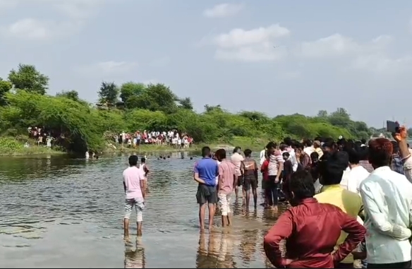 झांसी: सुखनई नदी में बड़ा हादसा, नहाने गए एक ही परिवार के पांच लोगों की गई जान