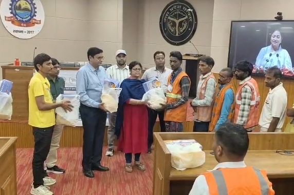 मथुरा-वृंदावन नगर निगम में सफाई मित्र सम्मान एवं सुरक्षा शिविर आयोजित