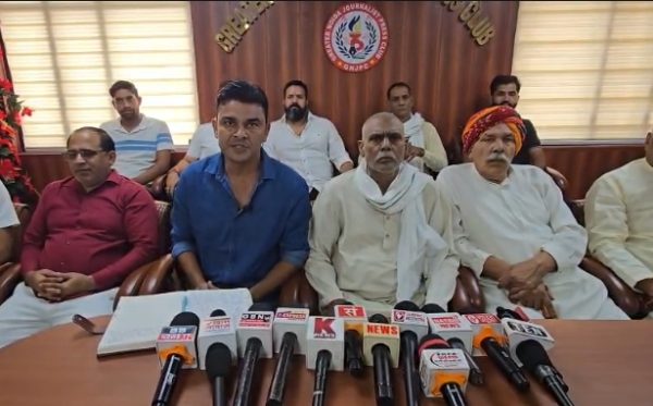 ग्रेटर नोएडा में 4 फीसदी अतिरिक्त भूखंड की मांग को लेकर किसानों का आंदोलन तेज