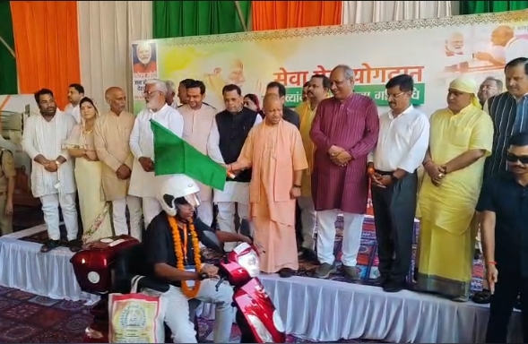 गोरखपुर में CM योगी ने दिव्यांगजनों को बांटे सहायक उपकरण