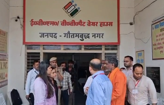 कलेक्ट्रेट वेयरहाउस में जिला निर्वाचन अधिकारी ने एफएलसी कार्यों का लिया जायजा