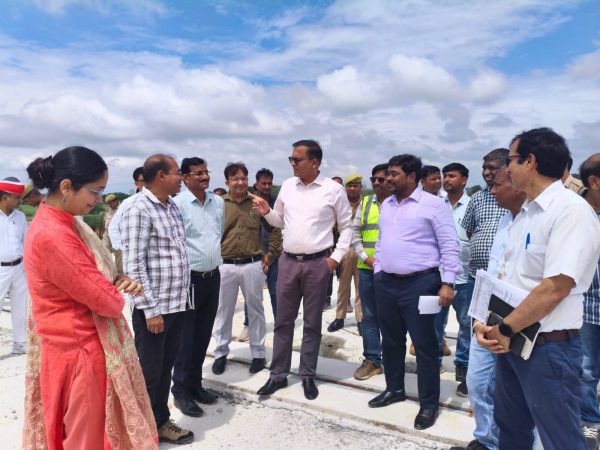 शाहजहांपुर में गर्रा नदी का जलस्तर बढ़ा, डीएम ने संवेदनशील इलाकों का किया निरीक्षण