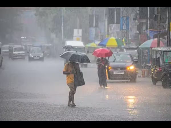 यूपी में बारिश और बाढ़ का कहर, कई नदियां खतरे के निशान से ऊपर