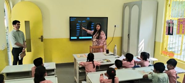 नोएडा: डीएम का स्कूल में औचक निरीक्षण, बच्चों से सुने 15 से 20 तक के पहाड़े