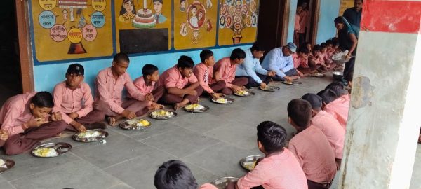 एसडीएम ने कम्पोजिट विद्यालय का किया निरीक्षण, बच्चों के साथ बैठकर परखी मिड-डे मील की गुणवत्ता