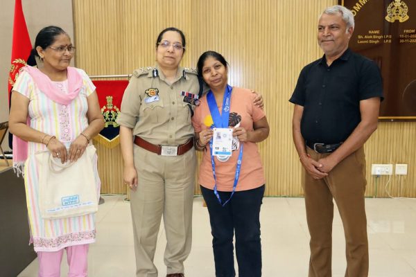स्पेशल ओलंपिक्स में रजत पदक जीतने वाली तान्या का सम्मान, पुलिस आयुक्त ने दी 5100 रुपये की पुरस्कार राशि