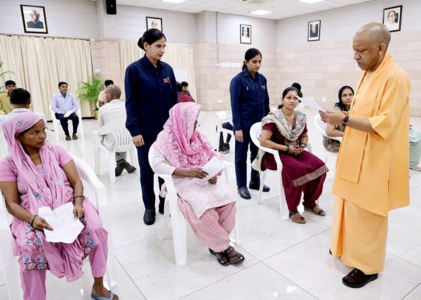 जनता दर्शन में सीएम योगी ने सुनीं फरियादें, बोले- हर पीड़ित की समस्या का कराया जाएगा समाधान