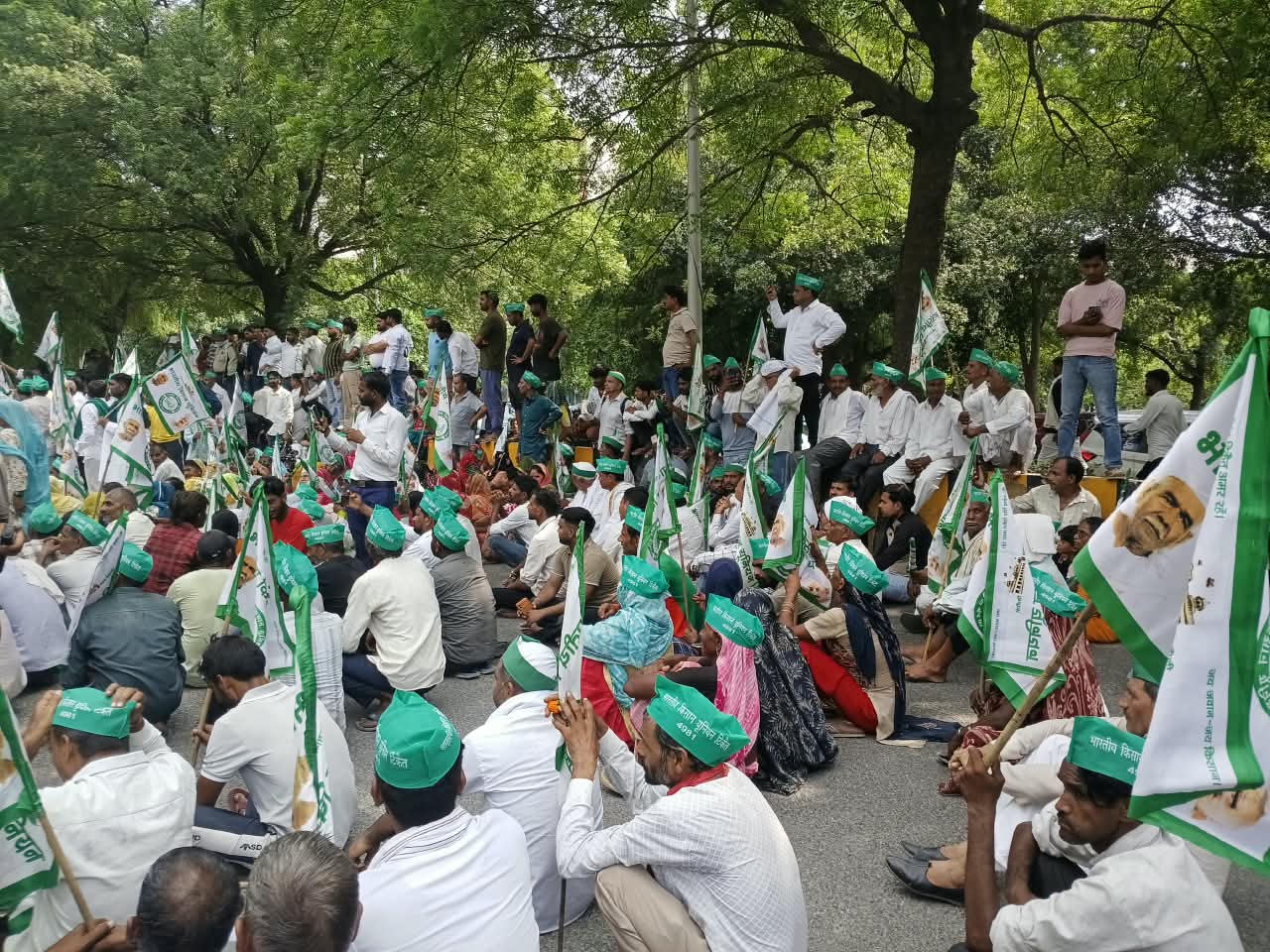 ग्रेटर नोएडा में किसानों का जोरदार प्रदर्शन, राकेश टिकैत बोले- मांगें नहीं मानीं तो जारी रहेगा धरना
