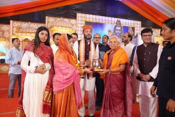 रायबरेली में शिव महापुराण कथा में पहुंचीं राज्यपाल आनंदीबेन पटेल, पं. प्रदीप मिश्रा से लिया आशीर्वाद