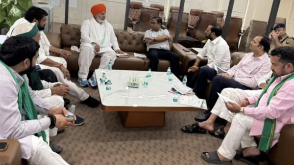 नोएडा प्राधिकरण पहुंचे राकेश टिकैत, किसानों की 17 सूत्रीय मांगों पर हुई बैठक