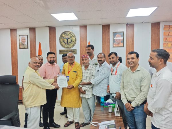 सड़क सुरक्षा को लेकर पत्रकार संगठन ने डीएम को सौंपा ज्ञापन, अतिक्रमण हटाने की मांग