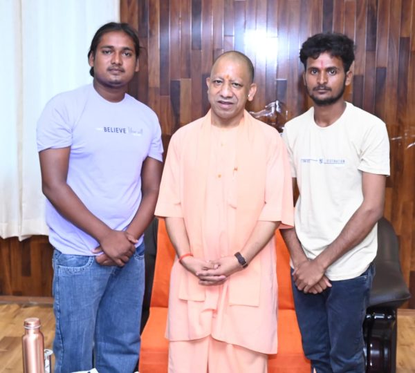 गोरखपुर में पोखरे की सफाई करने वाले युवकों से मिले सीएम योगी, की सराहना