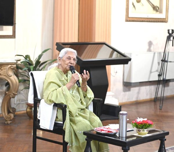 राज्यपाल आनंदीबेन पटेल से दिल्ली के विद्यार्थियों ने की मुलाकात, पढ़ाई और भविष्य के सपनों पर हुआ संवाद
