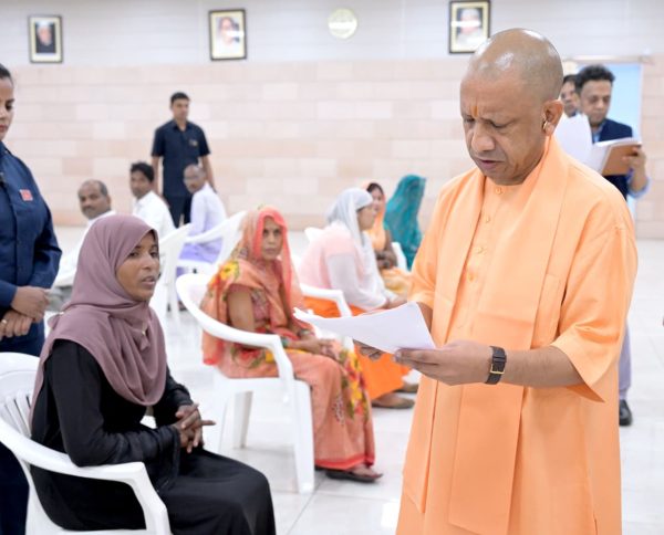 जनता दर्शन में सीएम योगी ने सुनीं फरियादें, अधिकारियों को दिए सख्त निर्देश