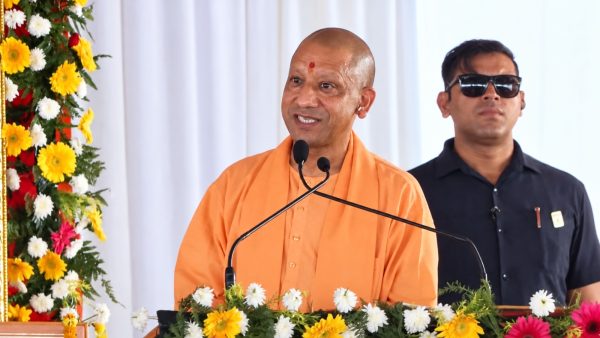 मेरठ में सीएम योगी का युवा संवाद, रोजगार और तकनीक पर युवाओं से की चर्चा