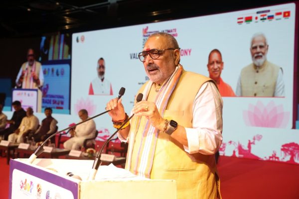 यूपी की औद्योगिक पहचान में बदलाव, रक्षा उत्पादन और एक्सप्रेसवे का किया जिक्र