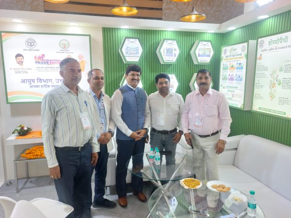 यूपीआईटीएस-2026 में आयुष विभाग के स्टॉल को मिला बेस्ट डिस्प्ले स्टैंड का अवॉर्ड