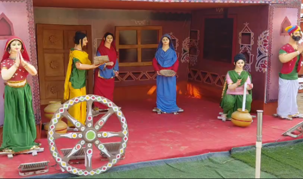 वाराणसी में दुर्गा पूजा की धूम, शिवपुर में बना हवा महल जैसा भव्य पंडाल