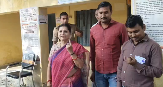 Kannauj MLC Election 2026: कन्नौज में एमएलसी चुनाव के लिए वोटिंग हुई जारी, 9,651 मतदाता करेंगे वोट, डीएम ने 20 बूथों का किया निरीक्षण