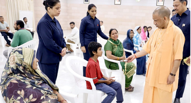 लखनऊ में सीएम योगी का लगा जनता दरबार, फरियादियों की सुनी समस्याएं, अधिकारियों को दिए समाधान के निर्देश