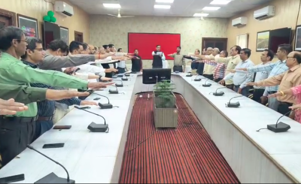 मथुरा में राष्ट्रीय एकता दिवस पर डीएम ने दिलाई एकता की शपथ, सरदार पटेल को किया नमन