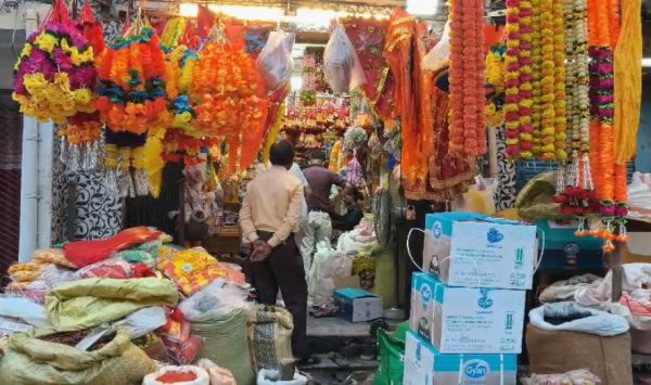 अयोध्या में नवरात्रि की धूम, मां दुर्गा के स्वागत में सजे मंदिर और पूजा पंडाल