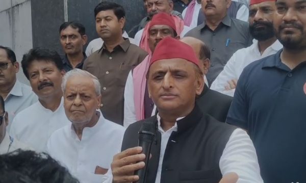 JPNIC पहुंचे अखिलेश यादव, योगी सरकार पर साधा निशाना; बोले- ‘हमारे पवन की हवा में अहंकारी लोग उड़ जाएंगे’