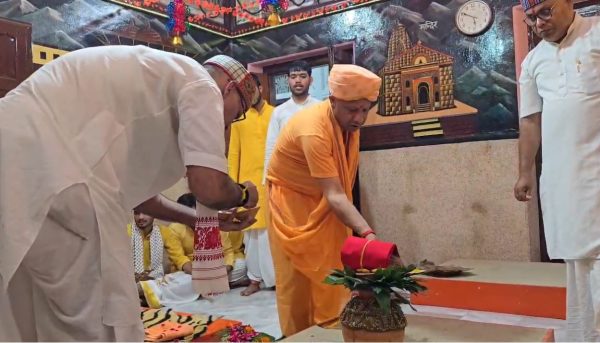 गोरखनाथ मंदिर में वैदिक मंत्रोच्चार के बीच कलश स्थापना, धार्मिक अनुष्ठान में शामिल हुए योगी आदित्यनाथ