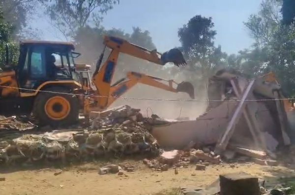 सीतापुर में 3.50 करोड़ की सरकारी जमीन पर चला बुलडोजर, हाईवे किनारे अवैध निर्माण हटाया