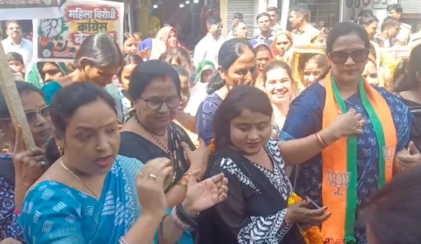 राहुल गांधी के खिलाफ BJP महिला नेत्रियों का प्रदर्शन, कांग्रेस भवन का घेराव