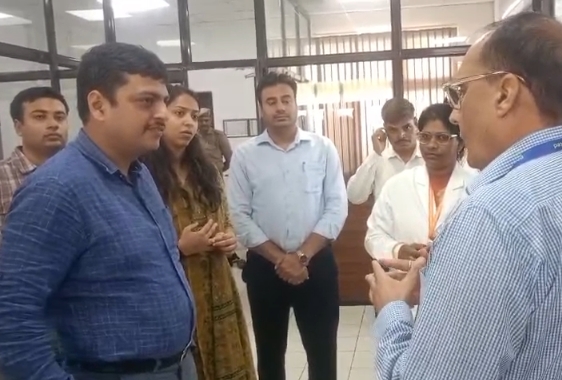 बलरामपुर चीनी मिल हैदरगढ़ में डीएम का दौरा, गन्ना टिश्यू कल्चर लैब का लिया जायजा, CSR से बांटी सिलाई मशीनें