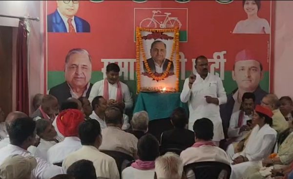 लखीमपुर खीरी में मुलायम सिंह यादव की पुण्यतिथि पर श्रद्धांजलि सभा, मोहन बाजपेई ने कराया भंडारा