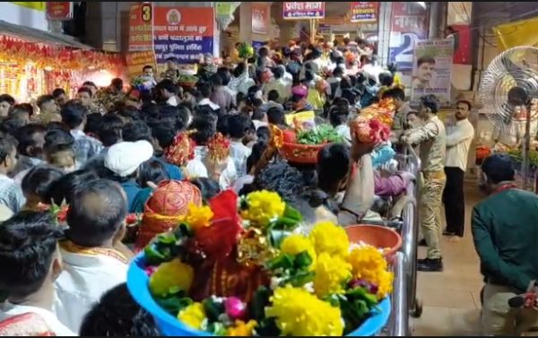 शारदीय नवरात्रि के तीसरे दिन यूपी के देवी मंदिरों में उमड़ी श्रद्धालुओं की भीड़, जयकारों से गूंजे धाम