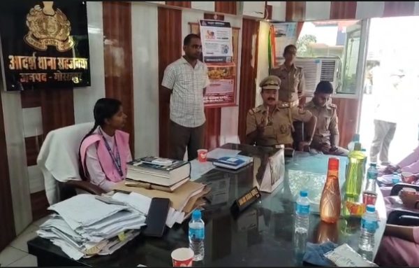 गोरखपुर: कक्षा 11 की छात्रा दिव्या यादव बनीं एक दिन की थाना प्रभारी, पुलिस की कार्यप्रणाली को करीब से जाना