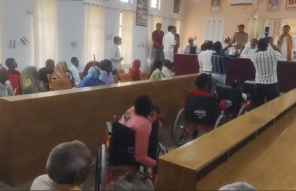 हरदोई: बिलग्राम तहसील में दिव्यांगजनों को मिली सौगात, ट्राईसाइकिल और सहायक उपकरण वितरित