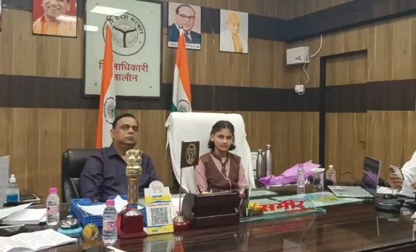 जालौन में छात्रा प्रतीक्षा बनीं एक दिन की प्रतीकात्मक डीएम, जनसुनवाई कर सुनीं फरियादियों की समस्याएं