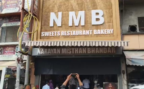 मैनपुरी में मिठाइयों पर एक्सपायरी डेट नहीं लिखे होने का आरोप, खाद्य सुरक्षा विभाग की कार्यप्रणाली पर उठे सवाल